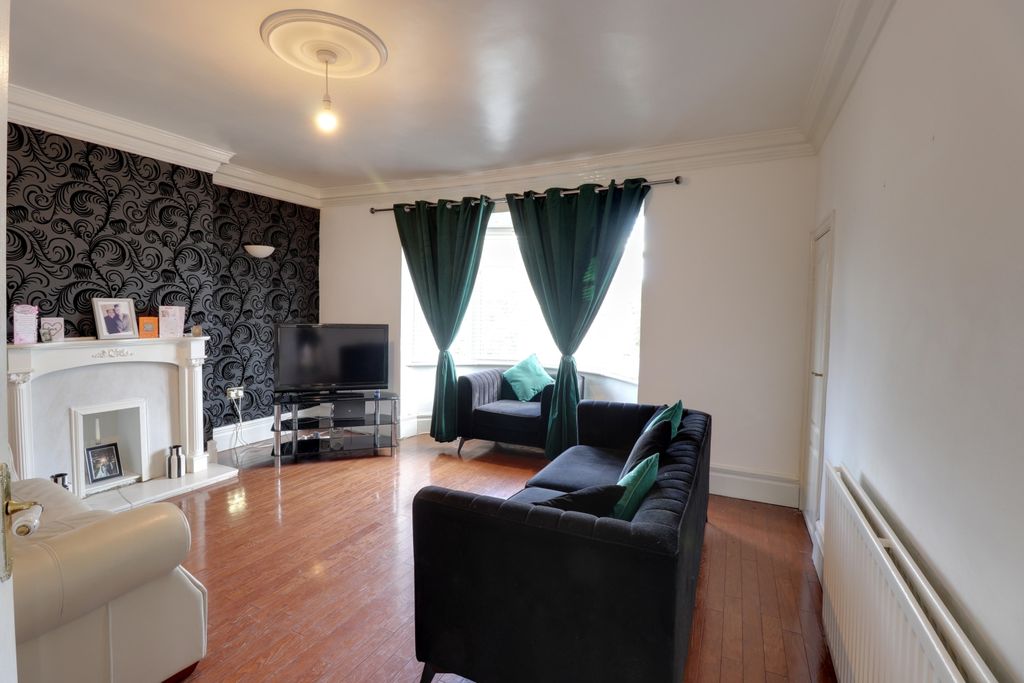 Property photo 2 of 8 Lounge 1
