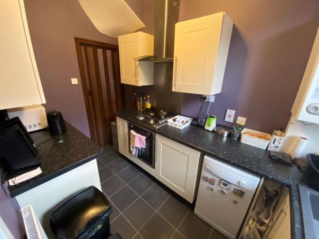 Property photo 2 of 7 A Modern And Well-Equipped Kitchen Featuring A Gas...