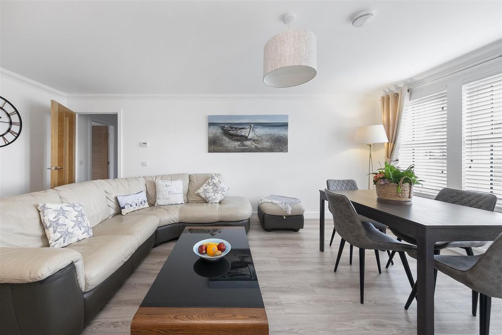 Property photo 2 of 25