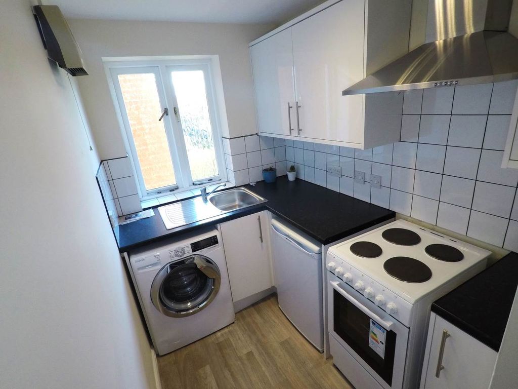 Property photo 3 of 7 Kitchen