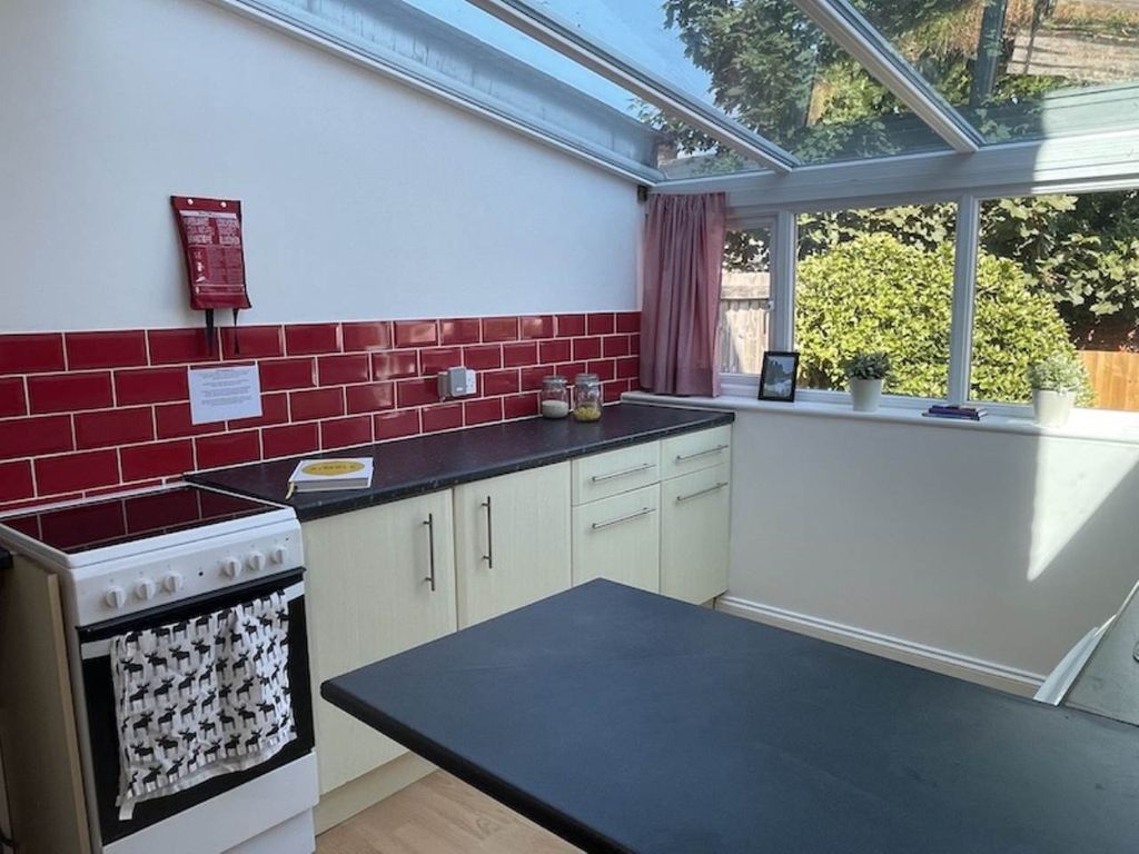 Property photo 3 of 12 Kitchen