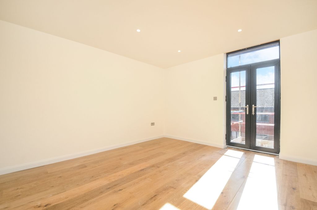 Property photo 3 of 8 London Road (6)