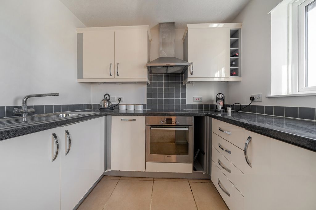 Property photo 3 of 9 1396130-3-695Bab2...