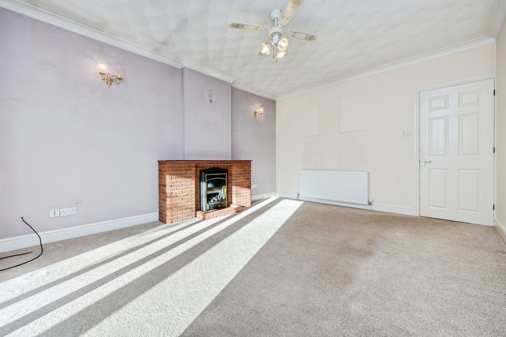 Property photo 3 of 17 Lounge