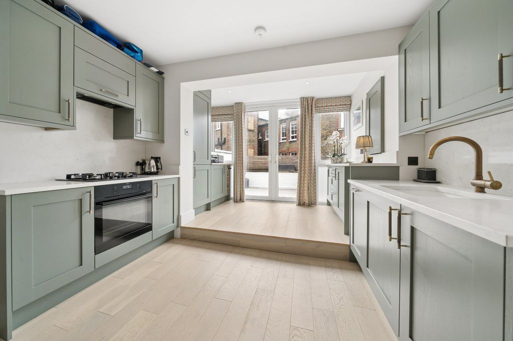 Property photo 3 of 10 Kitchen