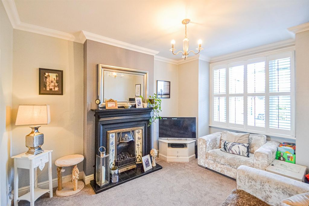 Property photo 3 of 17 Lounge