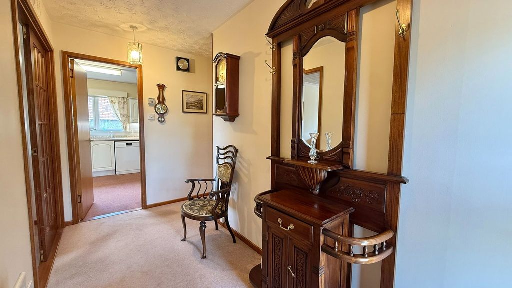 Property photo 2 of 27