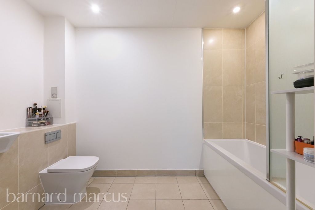 Property photo 3 of 11 Bathroom