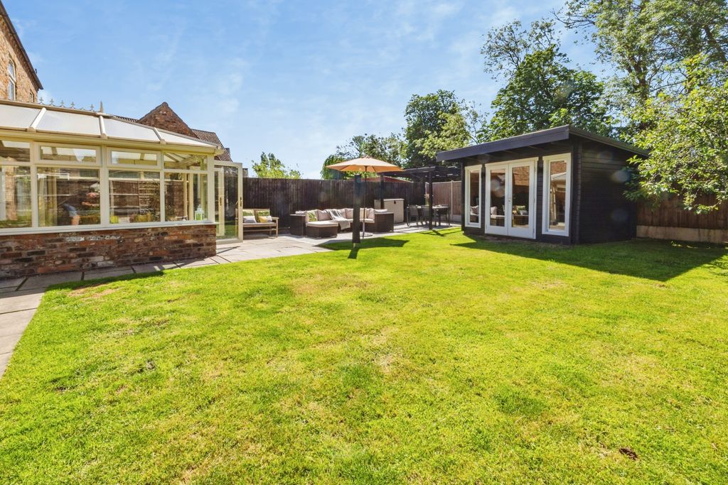 Property photo 2 of 20 2026-06-19-26Hodsonclose043