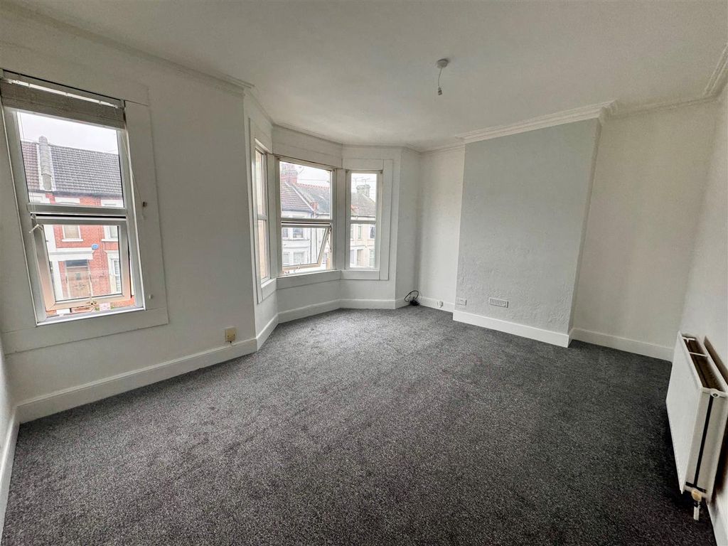 Property photo 2 of 3 Livingroom.Jpg