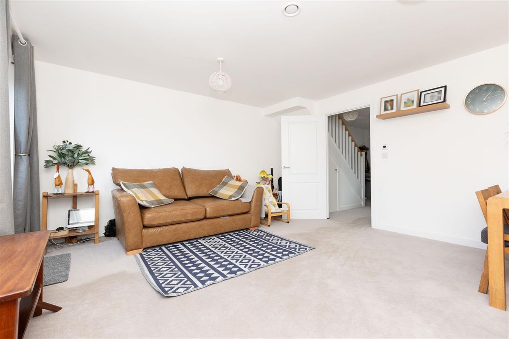 Property photo 2 of 11 Lounge