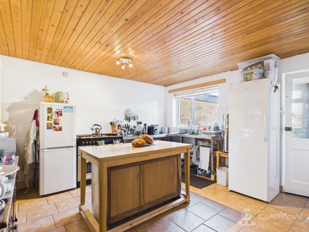 Property photo 2 of 12 Kitchen