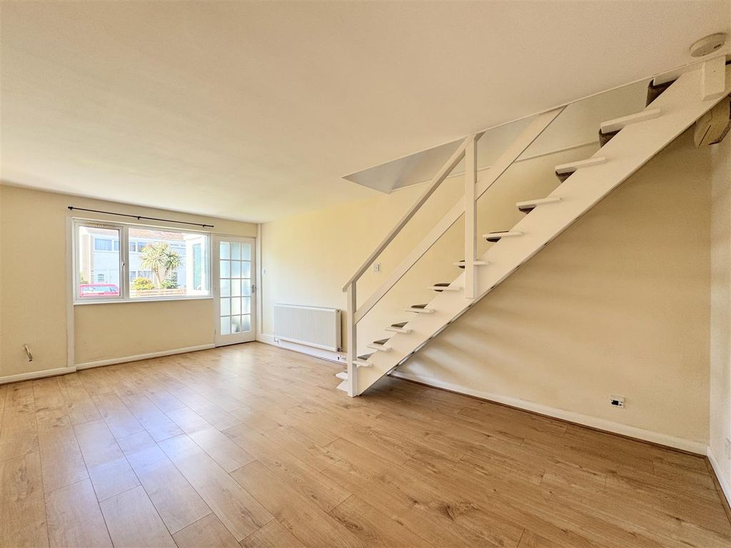 Property photo 3 of 15 Lounge