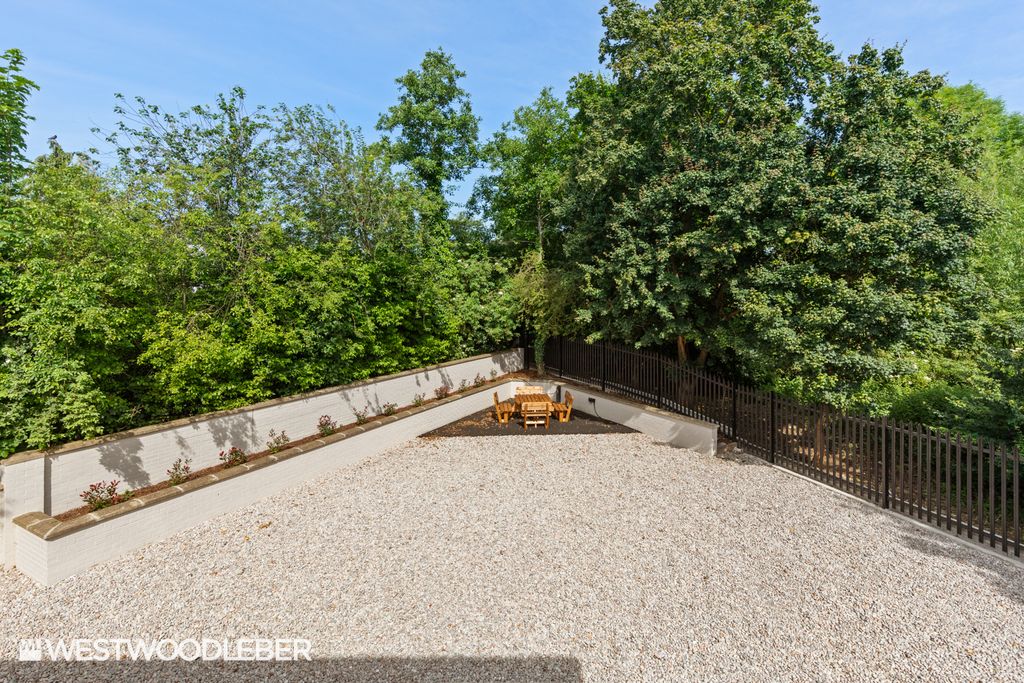 Property photo 2 of 21 Outsidearea (2)