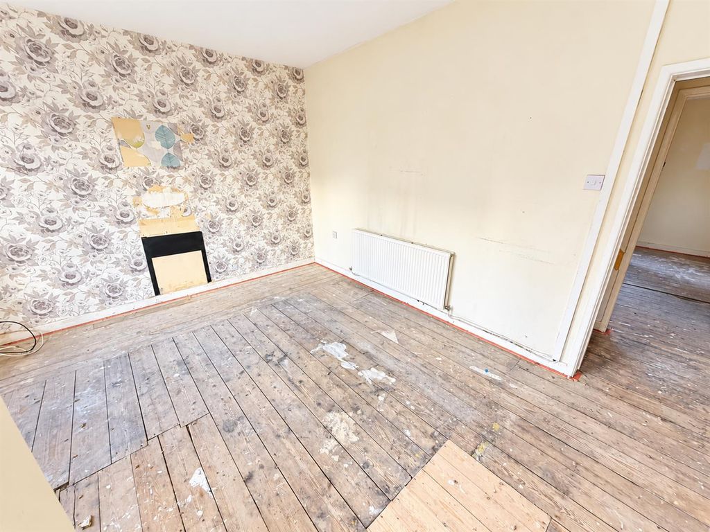 Property photo 3 of 12 Lounge