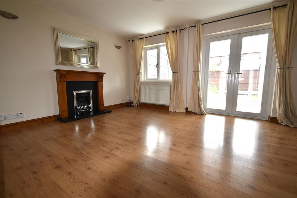 Property photo 3 of 11 Lounge