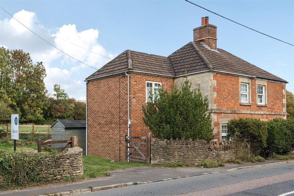 Property photo 1 of 18 5 Sells Green Front.Jpg