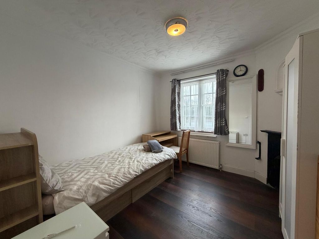 Property photo 3 of 25 Bedroom