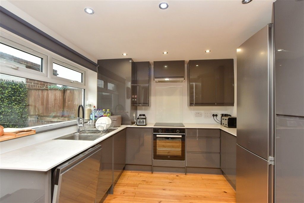 Property photo 2 of 11 Kitchen