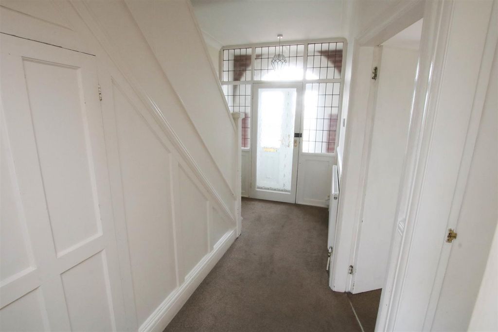 Property photo 3 of 18 Entrance Hall