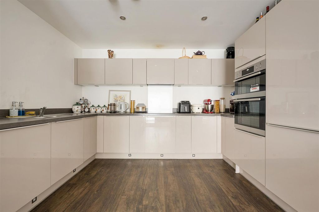Property photo 3 of 29 Canal Walk, E17