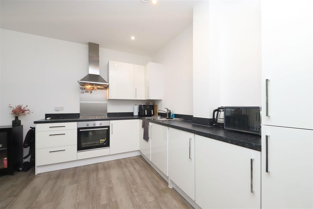 Property photo 3 of 10 Kitchen