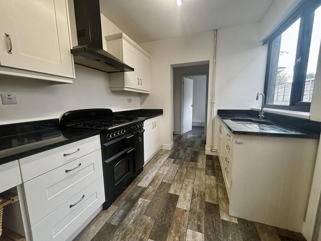 Property photo 2 of 18 Kitchen