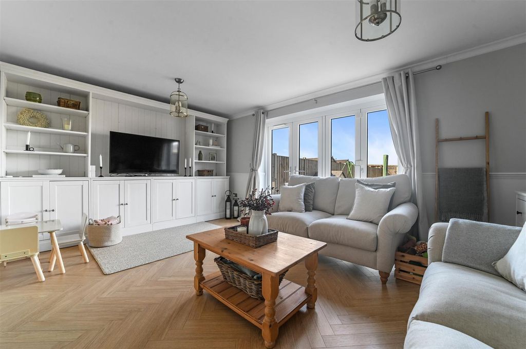 Property photo 3 of 16 Sitting Room