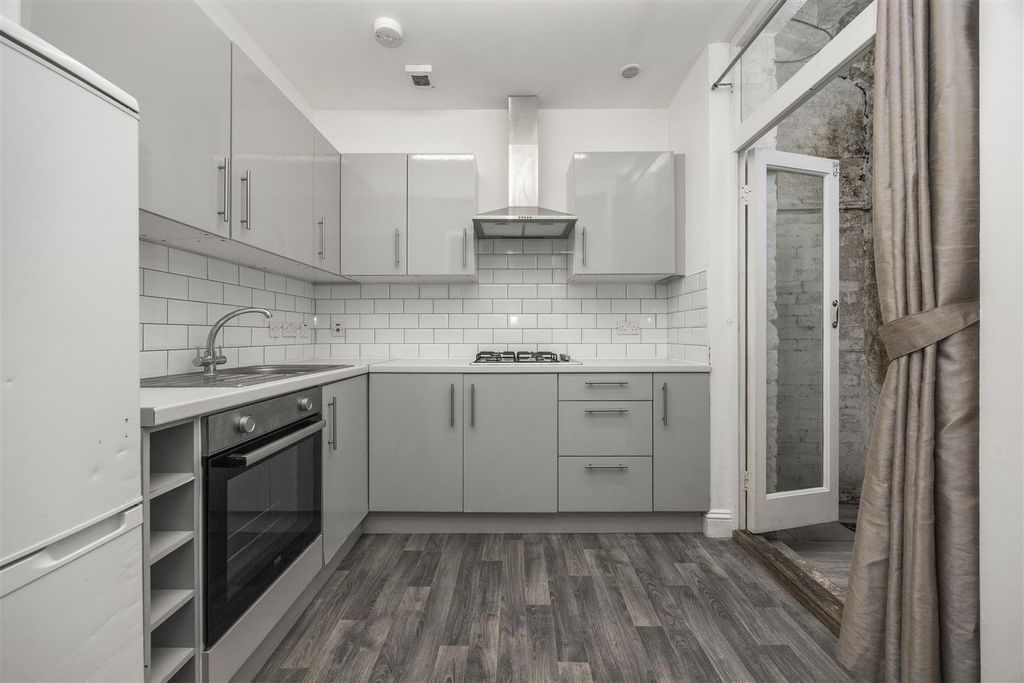 Property photo 2 of 9 Kitchen