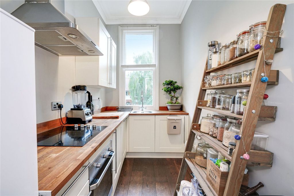 Property photo 2 of 10 Kitchen