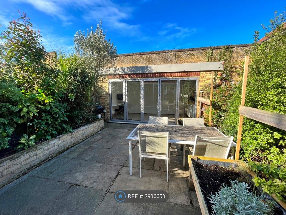 Property photo 3 of 23 Garden With Garden Office