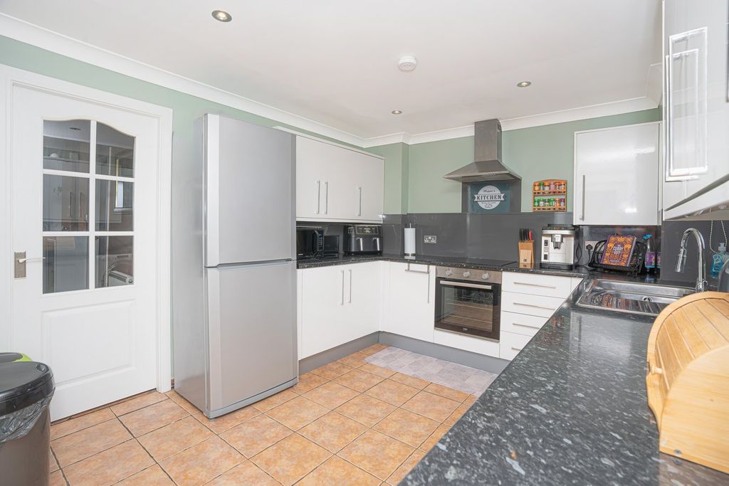 Property photo 3 of 34