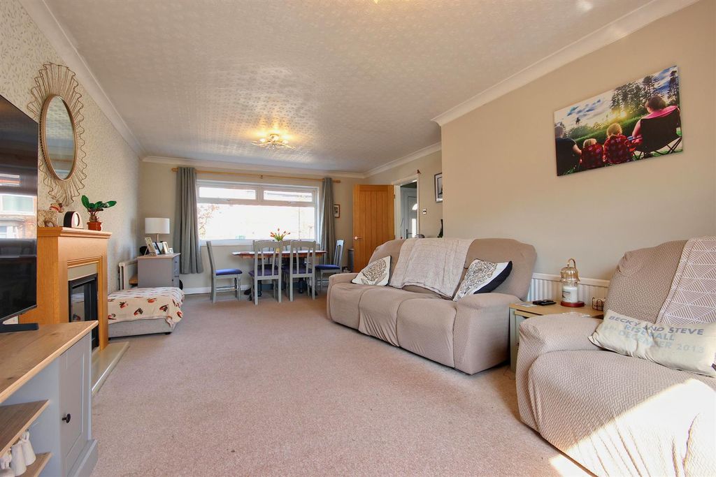 Property photo 3 of 20 Through Lounge