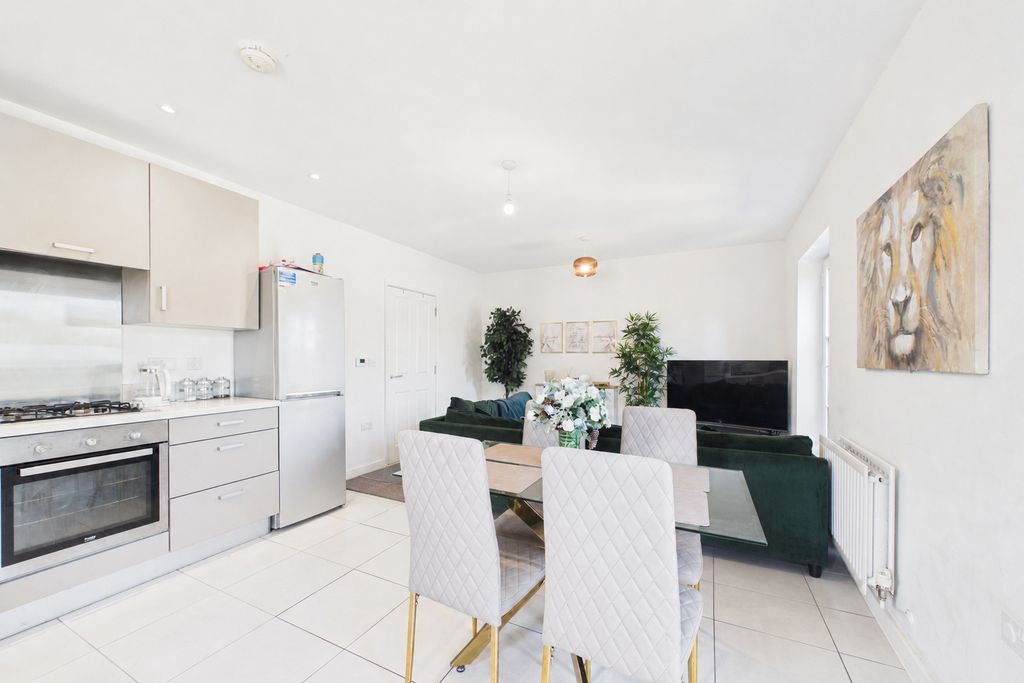 2 bed flat for saleFerard Corner, Warfield, Bracknell RG42 photo 4