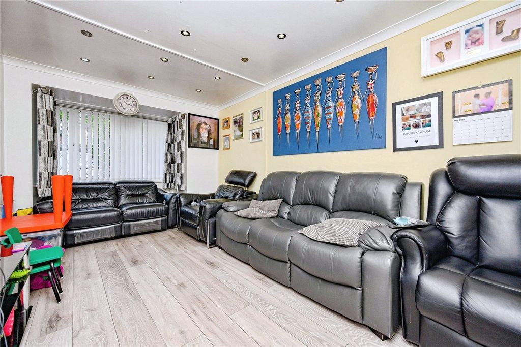 Property photo 3 of 24 Lounge