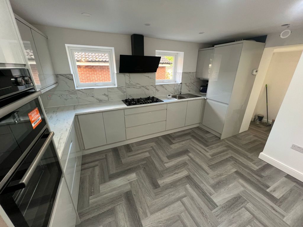 Property photo 1 of 24 Eight Bedroom House In Beckton - Â£5700 Pcm