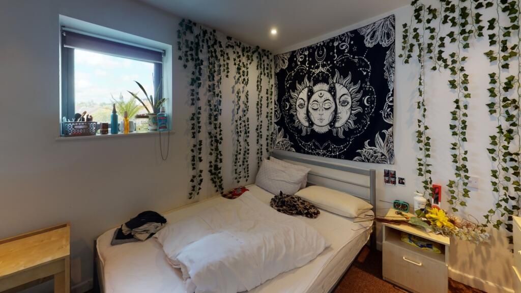 Property photo 2 of 6 A Cozy, Well-Decorated Double Bedroom Featuring A ...