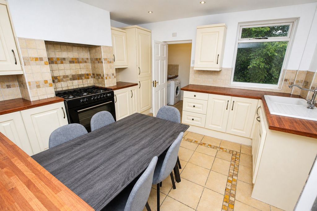 Property photo 3 of 16 Approach