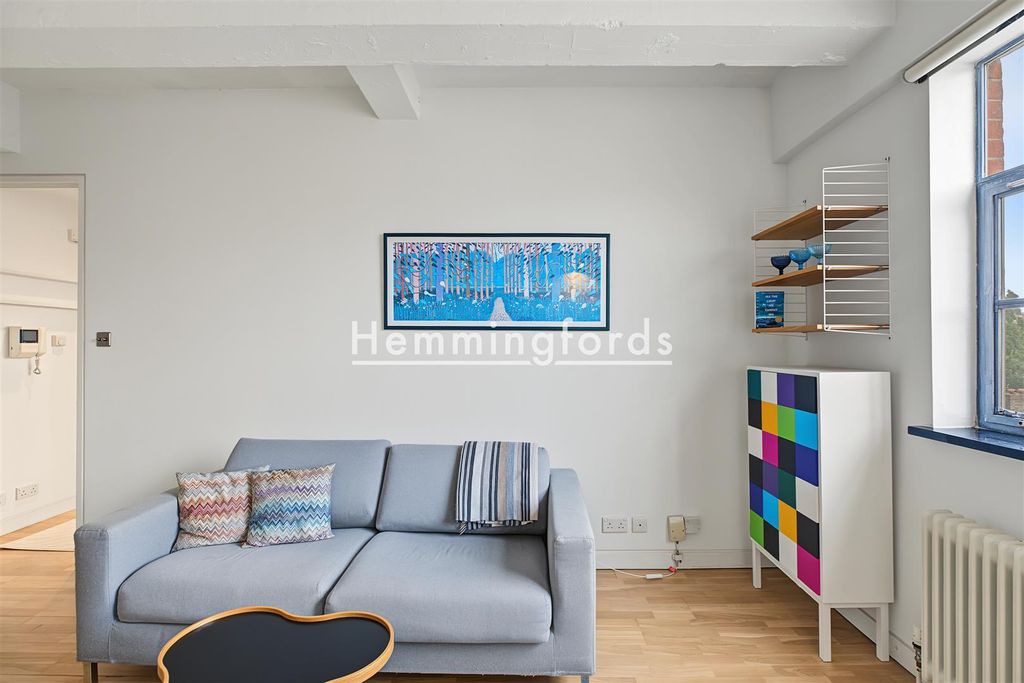 Property photo 2 of 17 Shepperton Road N1-3.Jpg