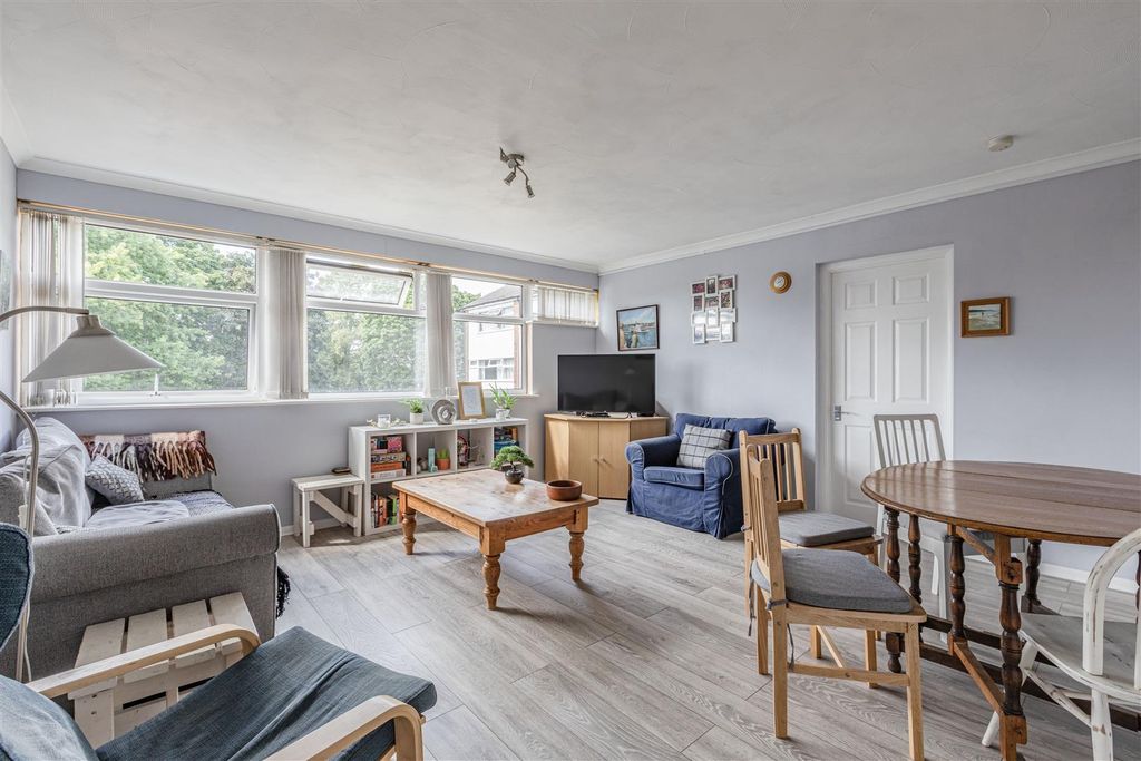 Property photo 2 of 12 New Court, Kt15 2EE - 7.Jpg