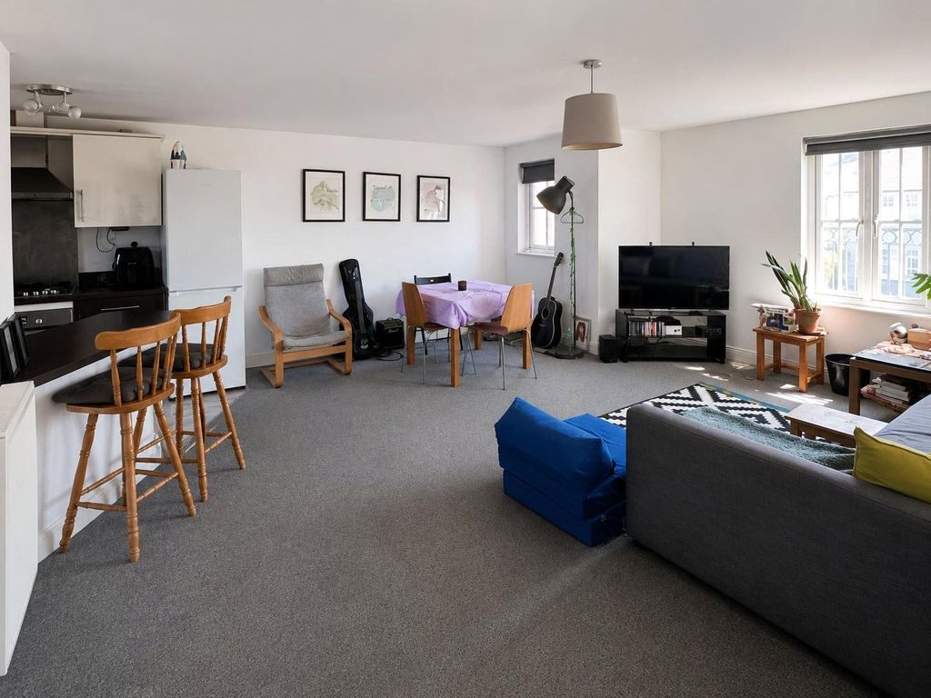 2 bed flat for salePhoenix Way, Cardiff CF14 photo 4
