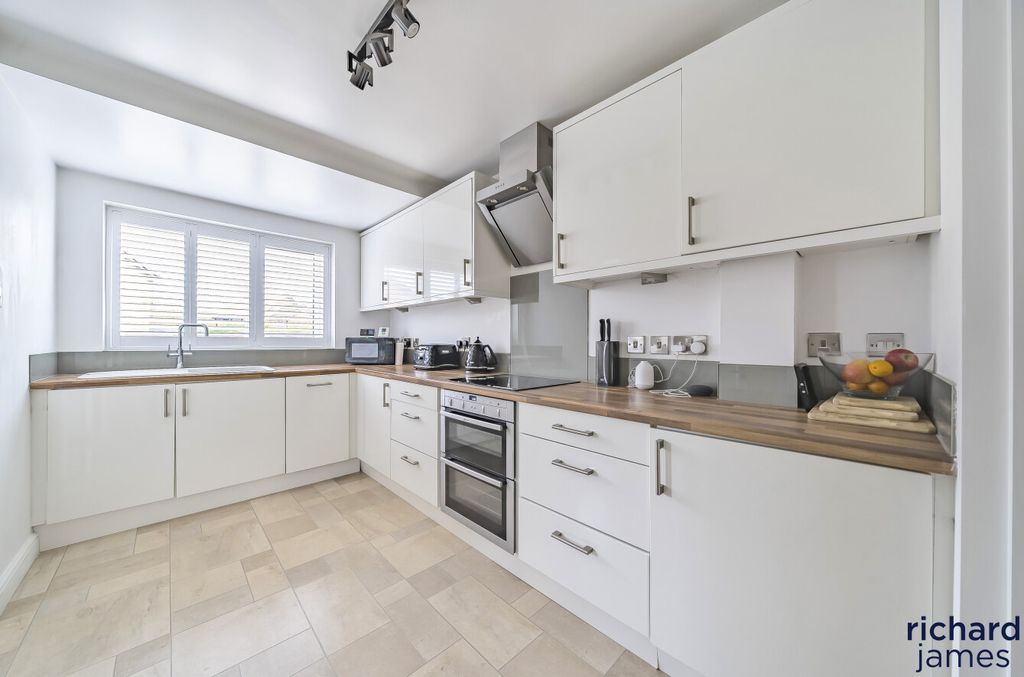 Property photo 3 of 17 3Fea15d47Dad4c46Aa0F8379908E3c03