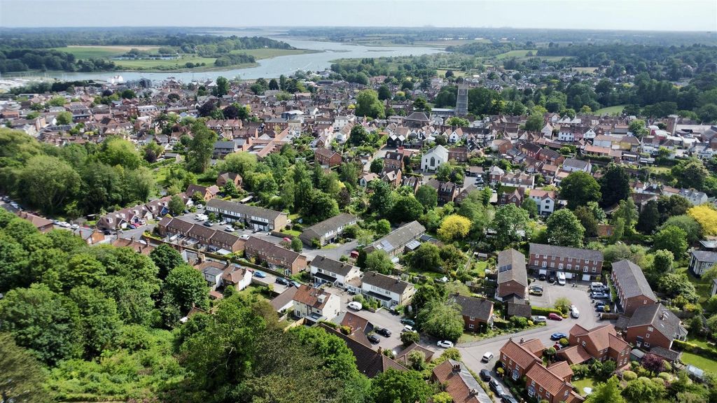 Property photo 3 of 40 Front Garden