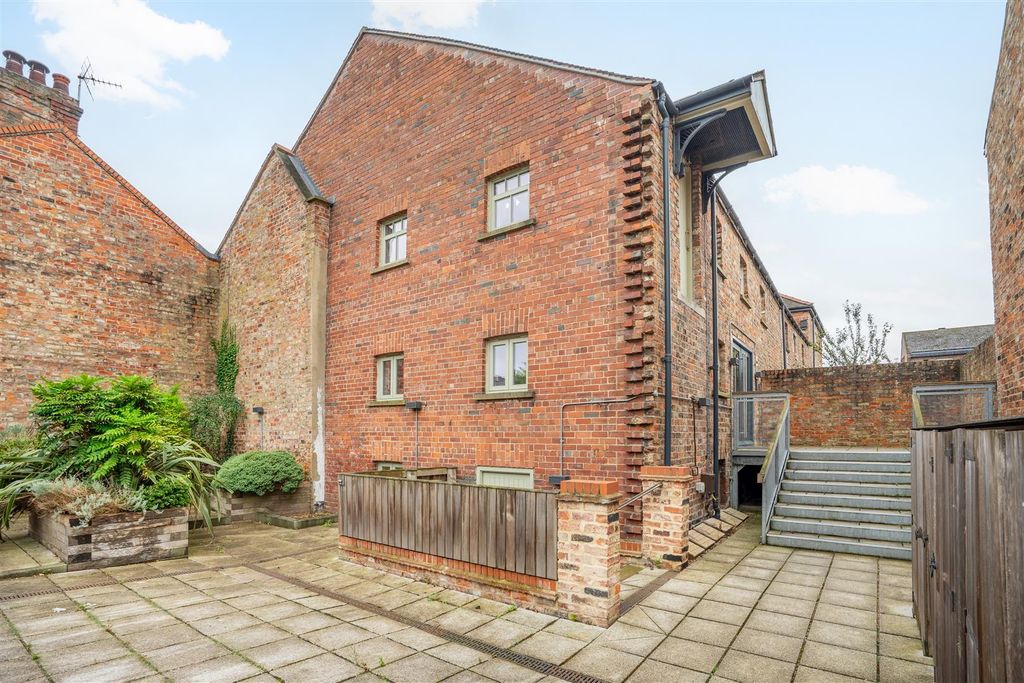 Property photo 1 of 17 2cm-17.Jpg