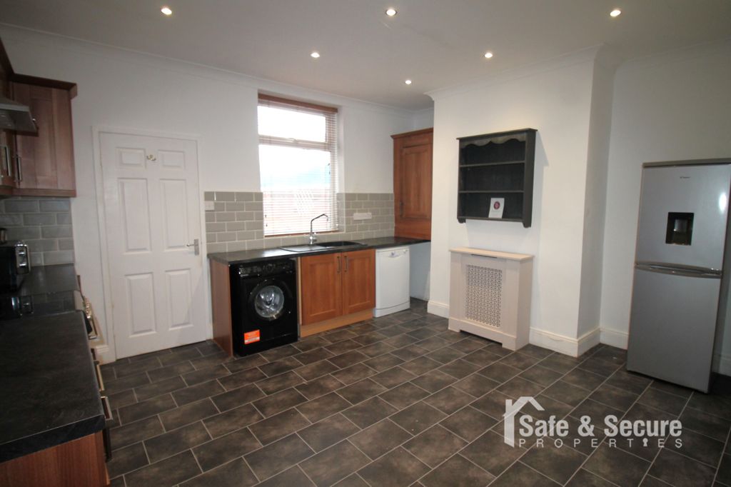 Property photo 3 of 11 Kitchen (1)