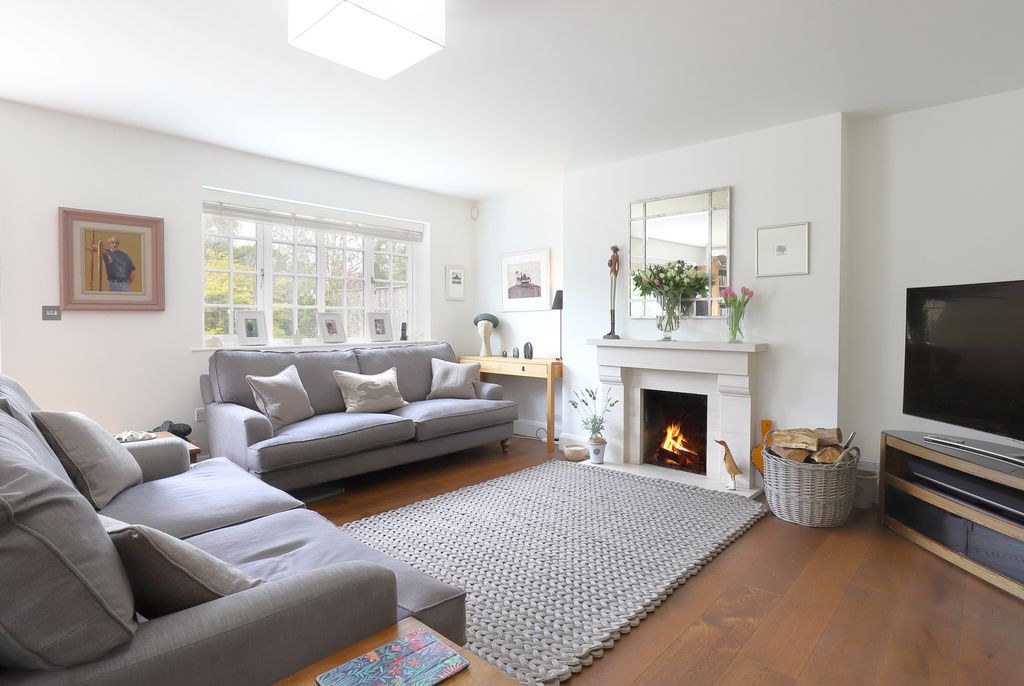 Property photo 3 of 16 10 Abbots Brook - Sitting Room