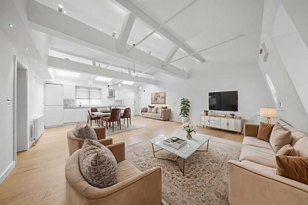 Property photo 1 of 18 976800