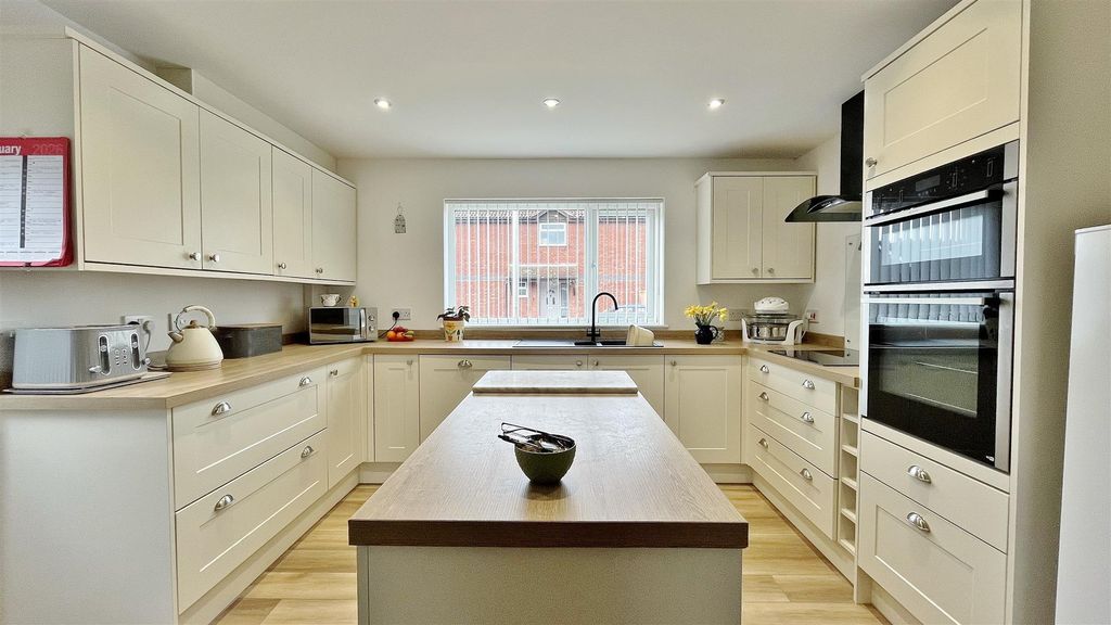 Property photo 3 of 21 Kitchen