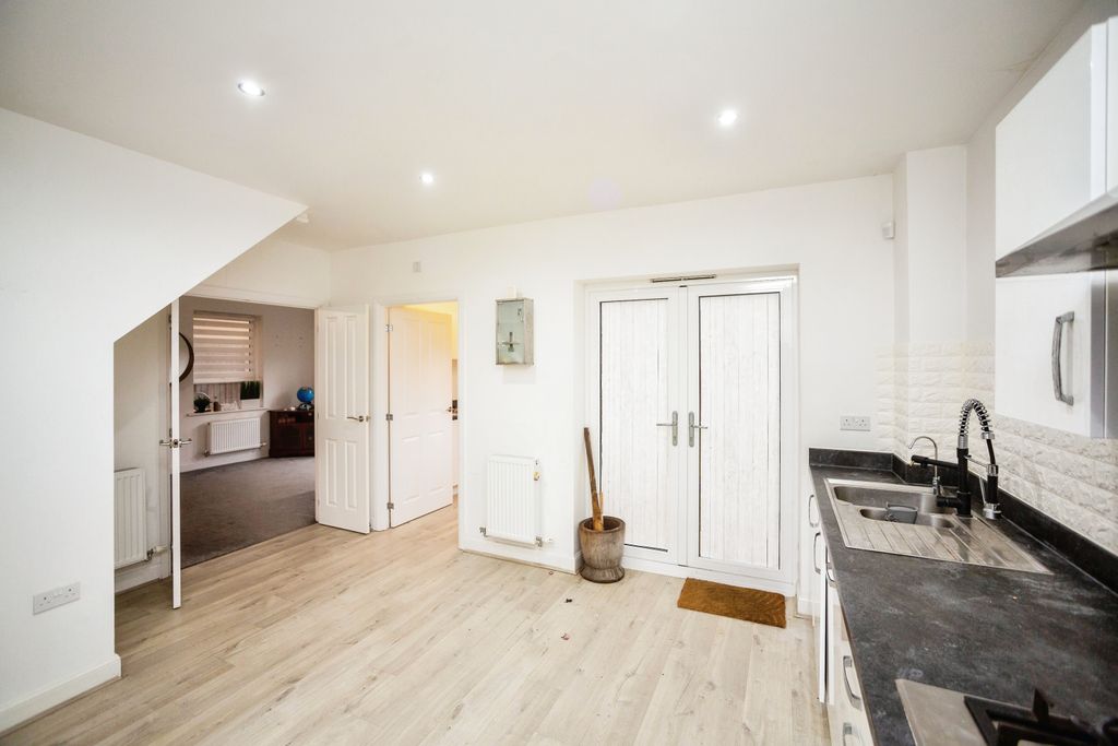 Property photo 3 of 17 Kitchen