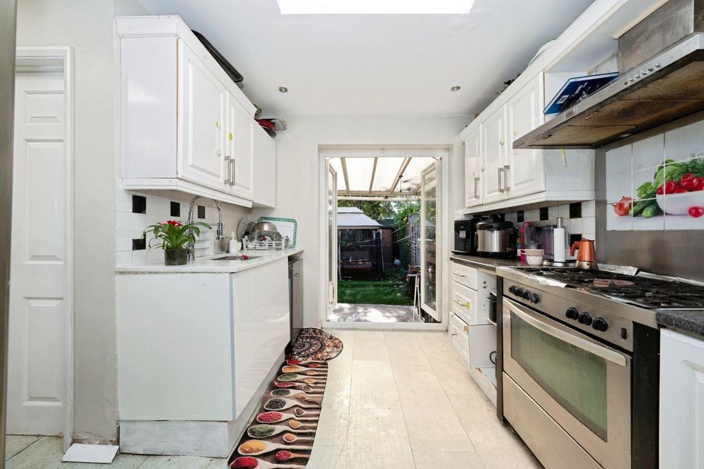 Property photo 2 of 11 Kitchen